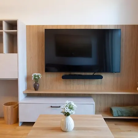 Frant Living - Naehe Zentrum Mit Balkon & Parkplatz