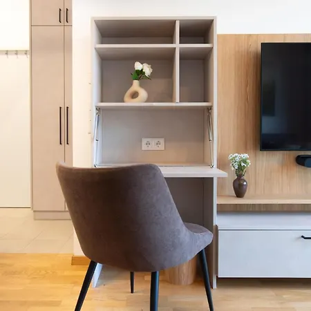 Frant Living - Naehe Zentrum Mit Balkon & Parkplatz