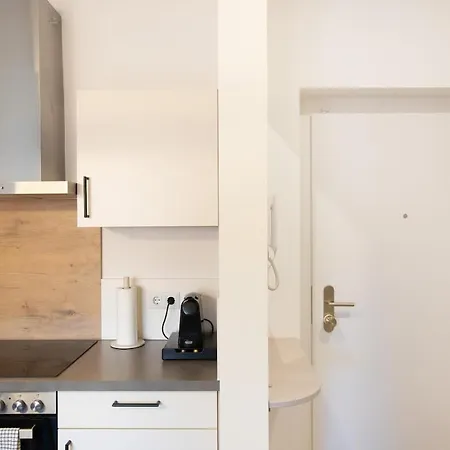 Frant Living - Naehe Zentrum Mit Balkon & Parkplatz